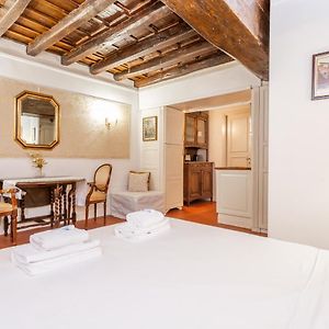 Studio met een King Size Bed